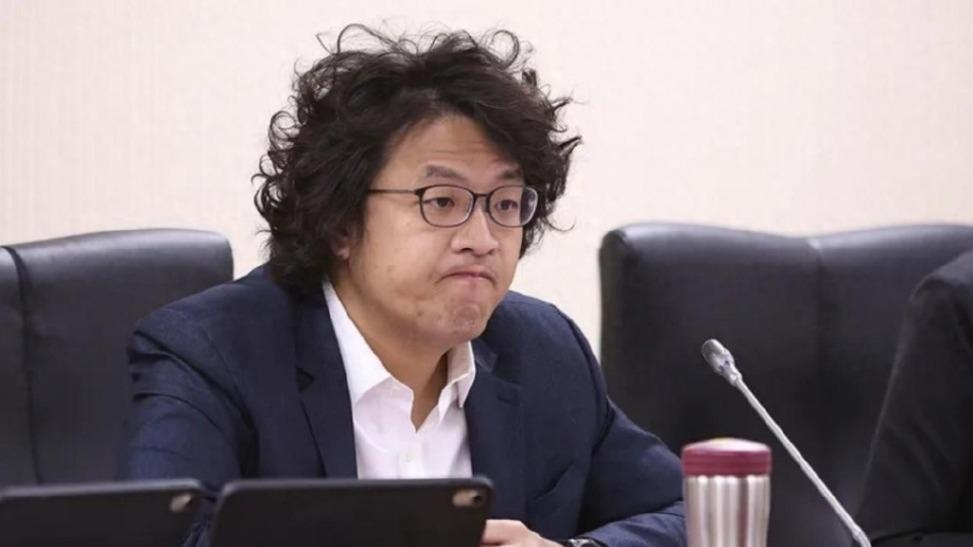 “逢陆必黑”，顽固“台独”炒作“被统战”谬论。
台媒报道，台劳动部门负责人洪申翰