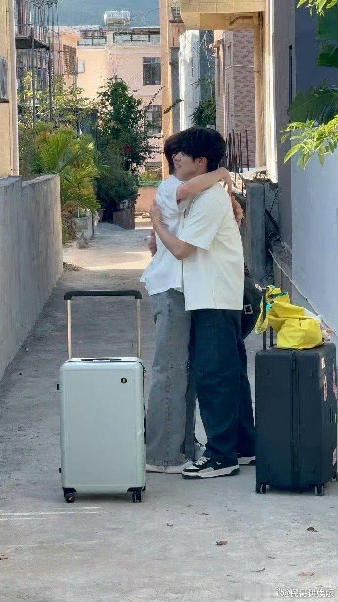 颜安余宇涵一见面就抱上了 这兄弟情我看了！颜安和余宇涵久别重逢直接相拥，余宇涵笔