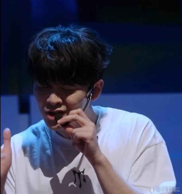 #尤长靖唱跳whywhywhy# 尤长靖以《why why why》的唱跳在披哥