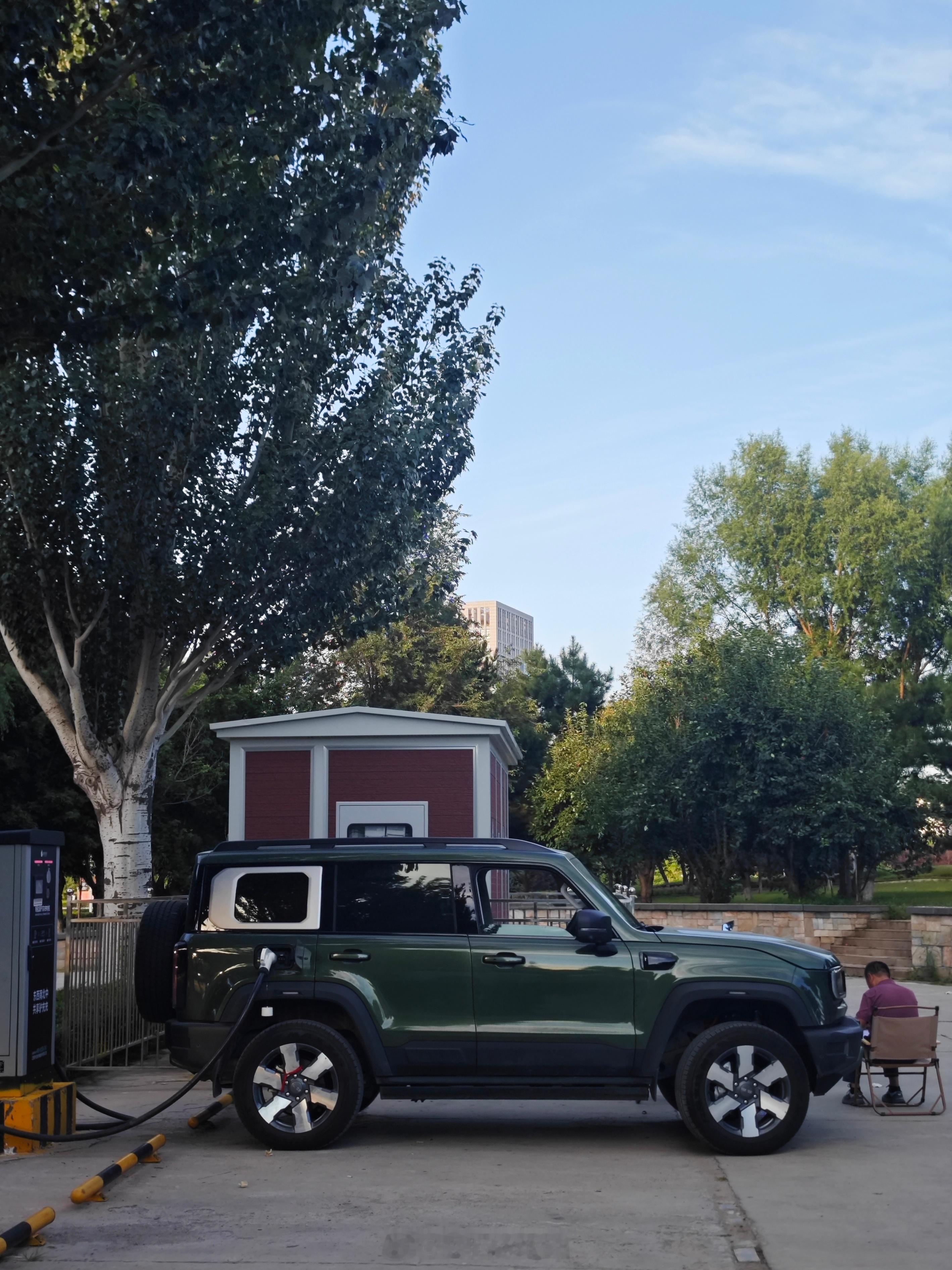 最近发现路上BJ40真多，特别绿牌(增程版)，五颜六色的，真的肉眼可见的多。查了