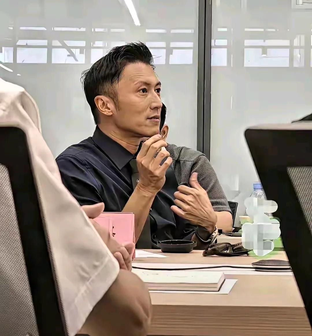 这不是真的吧？

一直以来都说他保养的很好，

这次出席活动怎么会这样？

不过