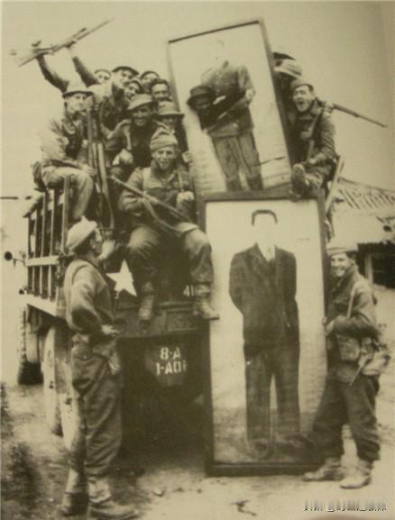 朝鲜战争时期，英国人是时时刻刻忘不了“幽默感”的，这是他们在用缴获的北朝鲜制斯大