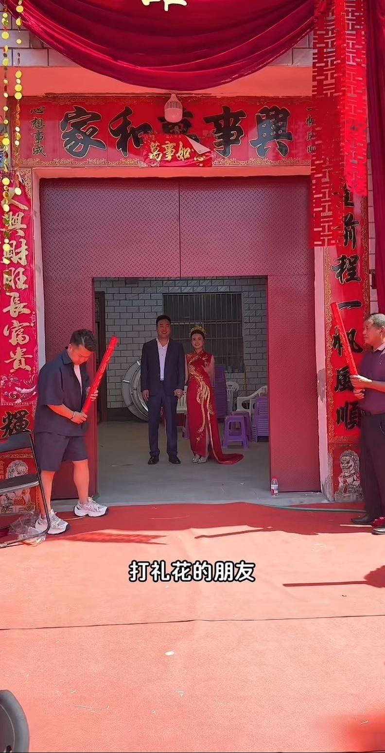 河南晋老二，穿的不花玩的花，花了30000块钱，搞了一场订婚仪式，直接火遍全网。