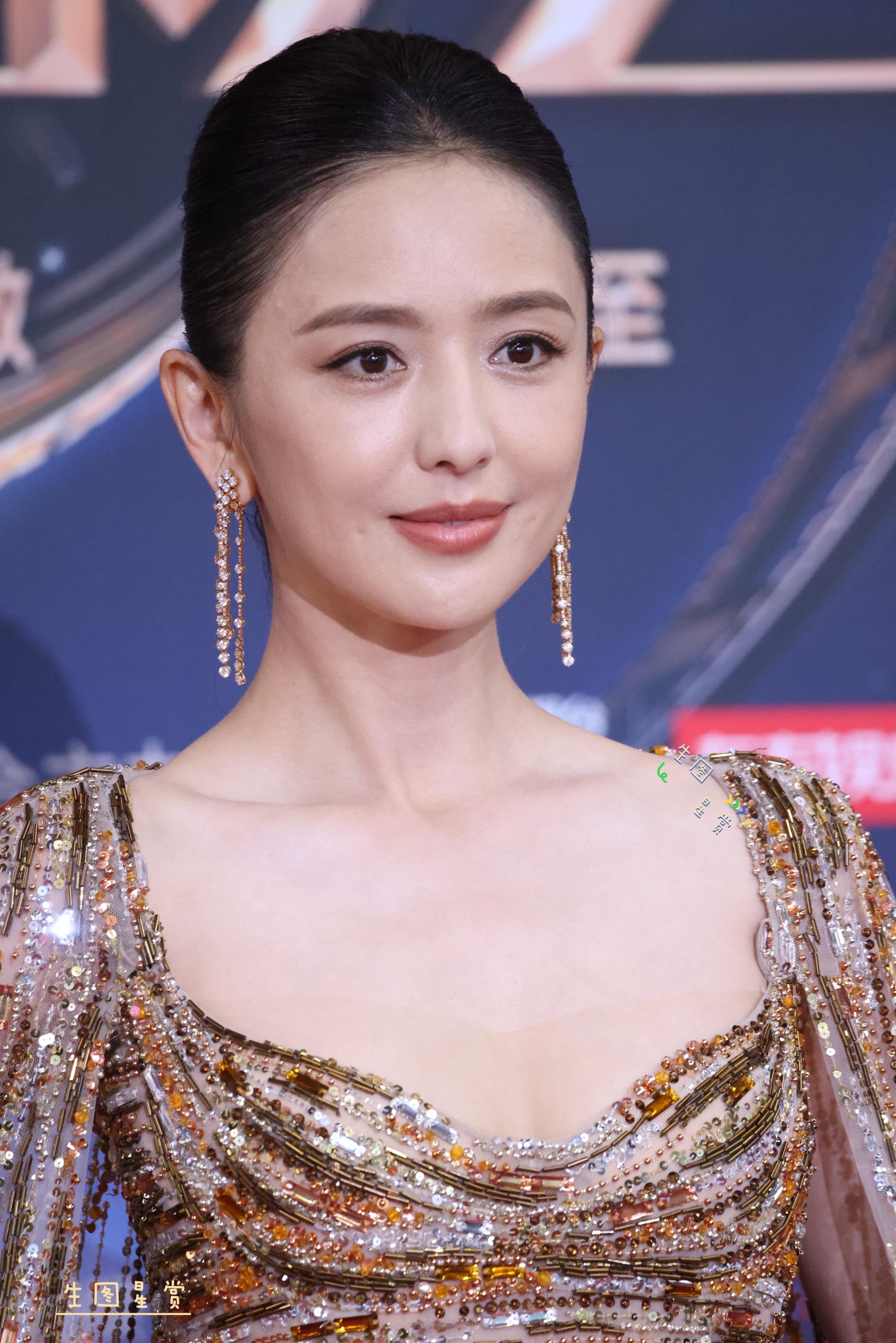 佟丽娅微博电影之夜红毯生图，金灿灿的丫丫[彩虹屁]✨佟丽娅[超话] ​​​