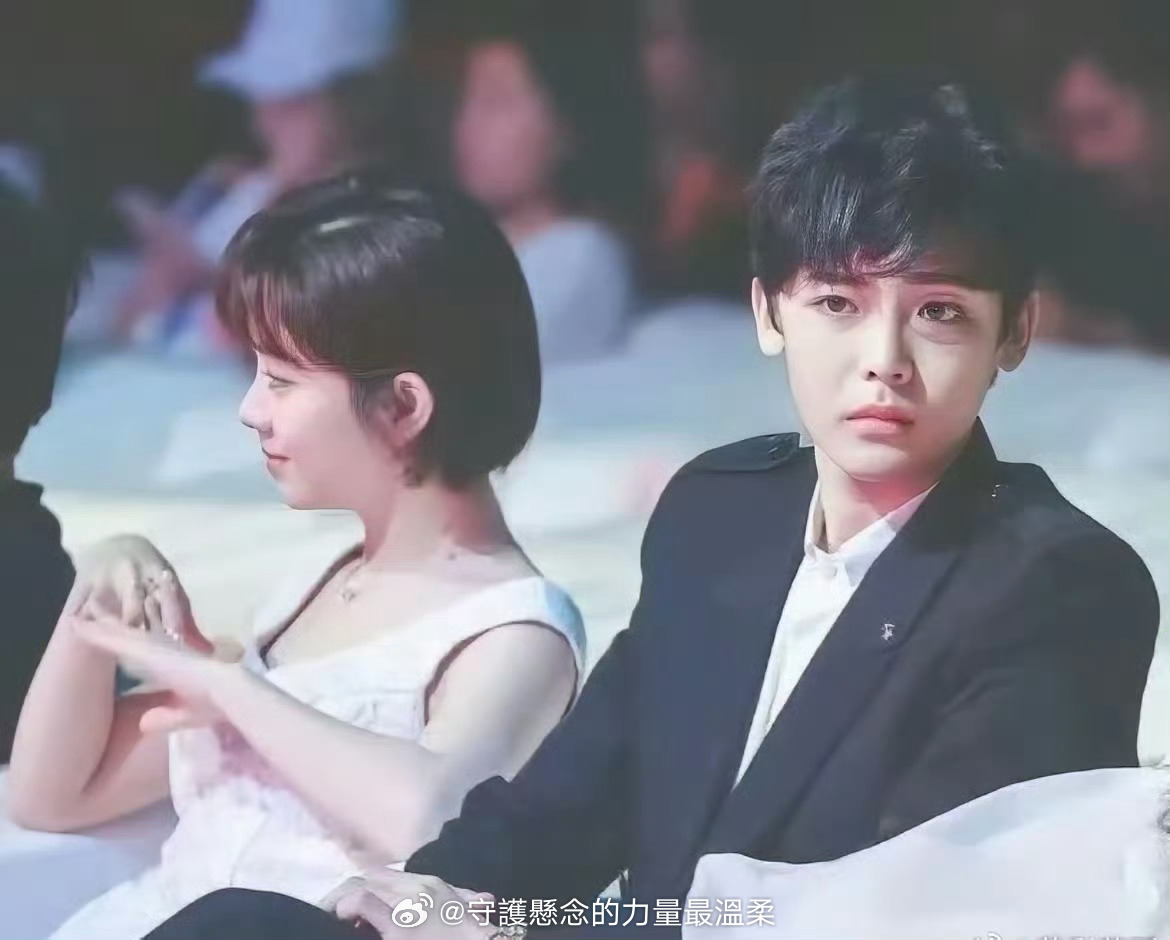 谭松韵和侯明昊很早之前就认识了吧，当时两人挨着坐，而且还是同担，都喜欢林俊杰。现
