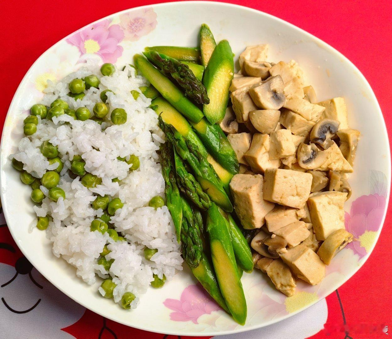 #这个问题吃什么# 午餐：鲜豌豆米饭，清炒芦笋，双孢菇（不是人们嘴里叫错了的口蘑