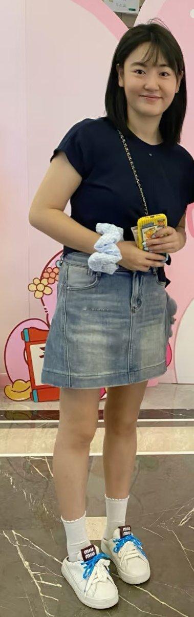 说来蛮奇怪的，我昨天晚上居然梦到了“小双书记”。[允悲] ​​​