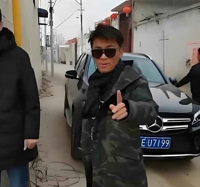 王宝强开着300万的大奔回村过年，看到村口的牌坊上写着“王宝强家乡”，王宝强很不