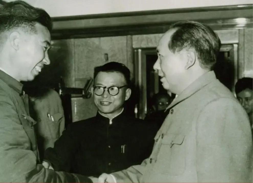 1958年，毛主席接见红旗渠设计师杨贵，亲切交谈，嘘寒问暖，笑容满面，举止温柔，