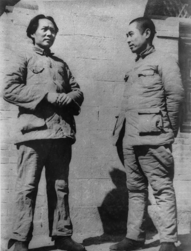 战友：毛主席和周总理在陕北！
广州相识，为党探索。一个在黄埔培育聚集军事人才，一