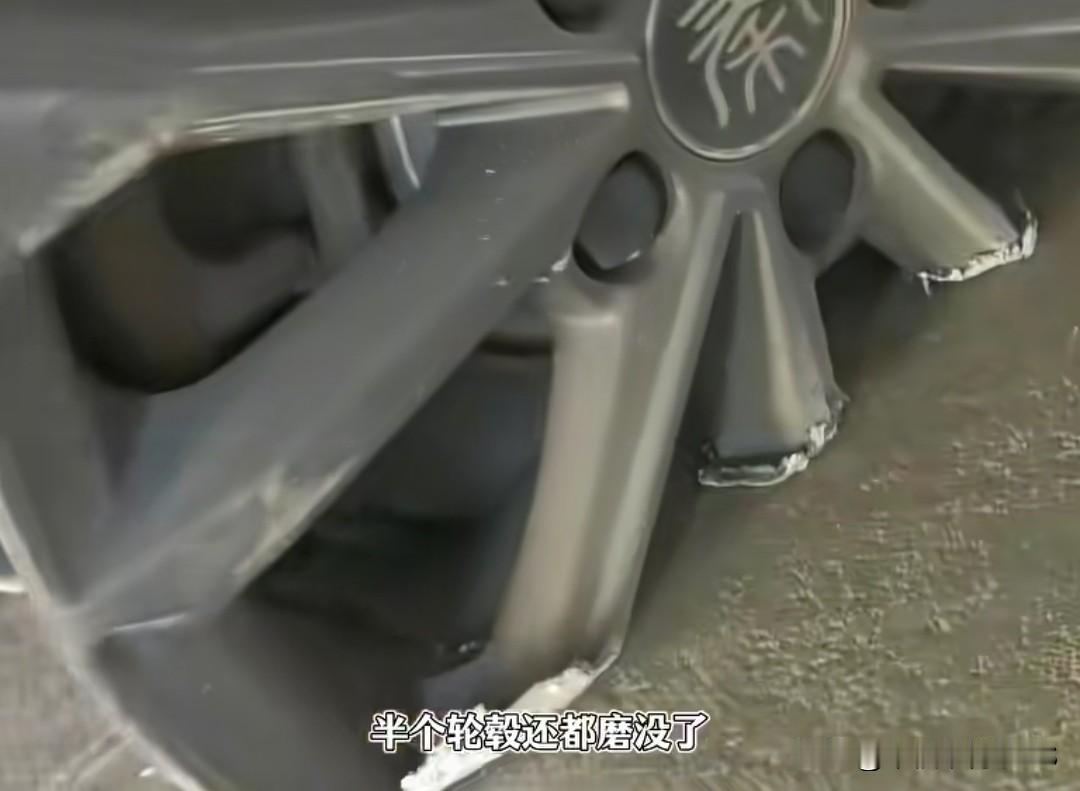 男子车爆胎不叫拖车，硬生生把车半个轮胎都磨没了，维修费直接翻十倍
 
广东一家修