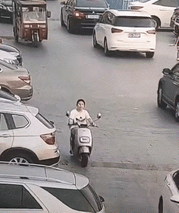 三轮车一下变成了两轮车，这样的车也敢上道，太危险了。
一辆三轮车在道上行驶，速度