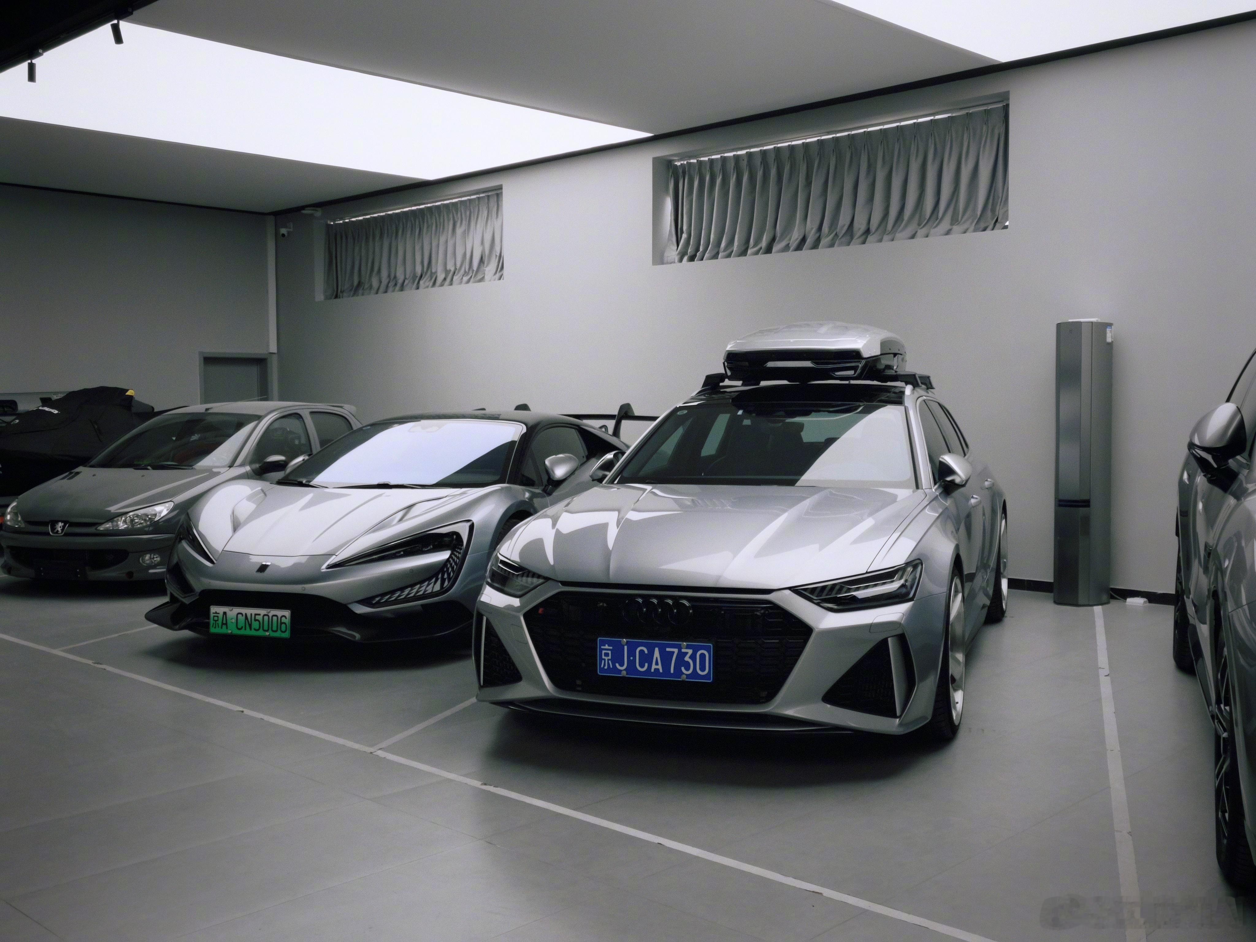 在车库看到这车，我看着挺眼熟。  ​​​