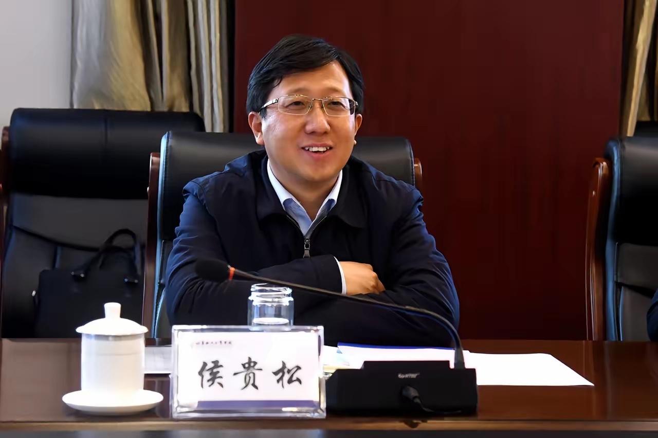 在担任新职一年零三个月之后，49岁的侯贵松主动投案。作为本硕博皆读于清华的“三清