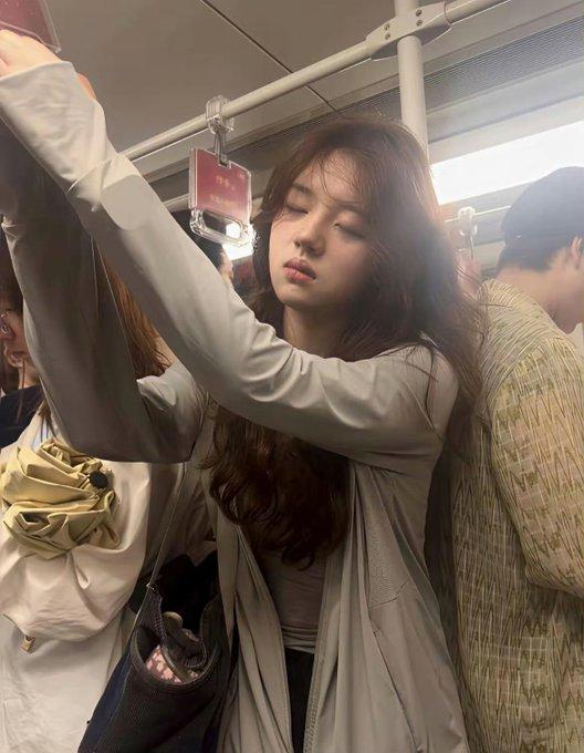 普通人大学毕业的第一课，就是在大城市里赶地铁，不用去化妆，因为可以蹭个全妆出来。