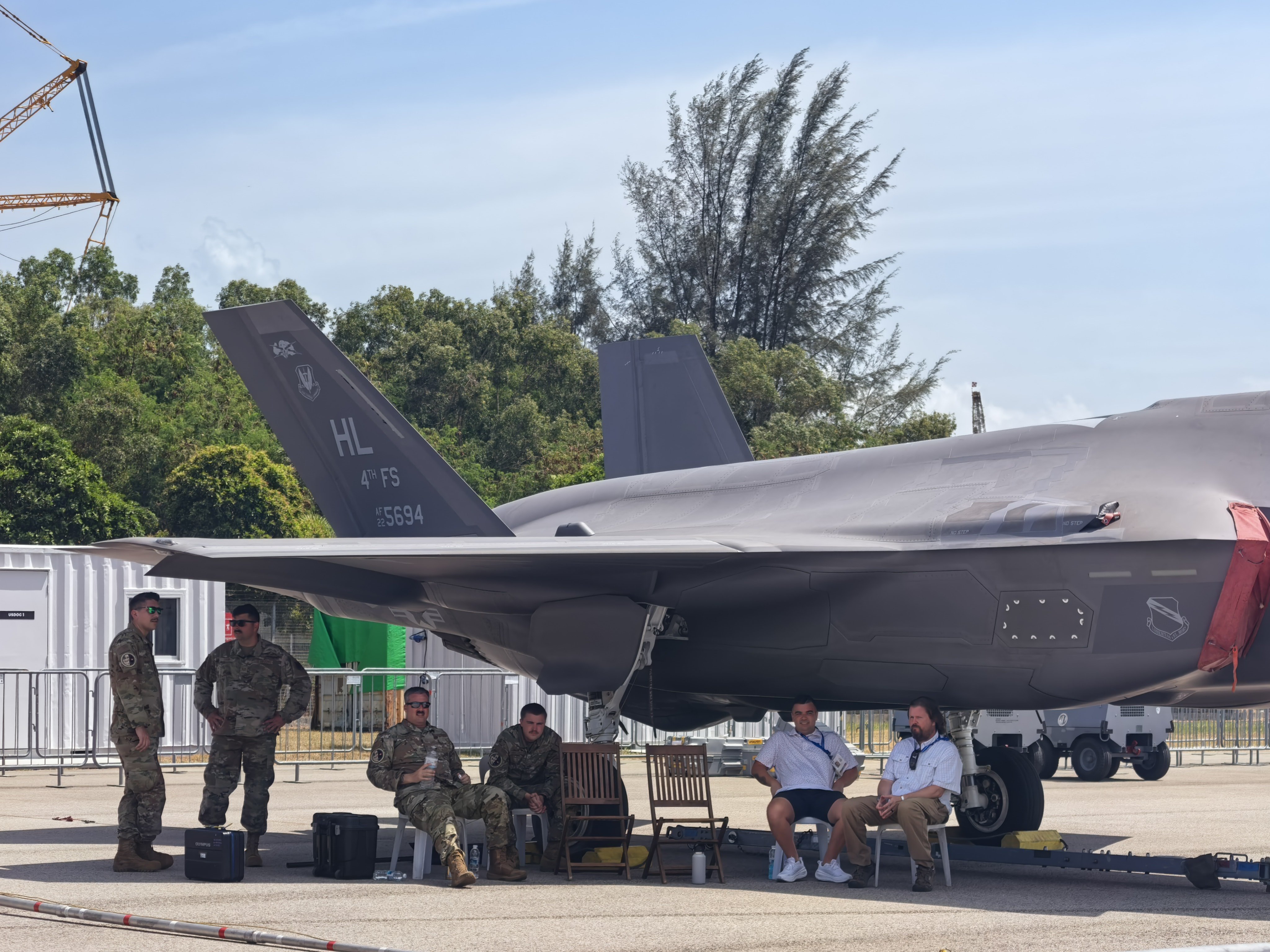如果有一天，这群在F-35机翼下乘凉的美军大兵，会不会被他们的同胞挤到墙角一顿暴