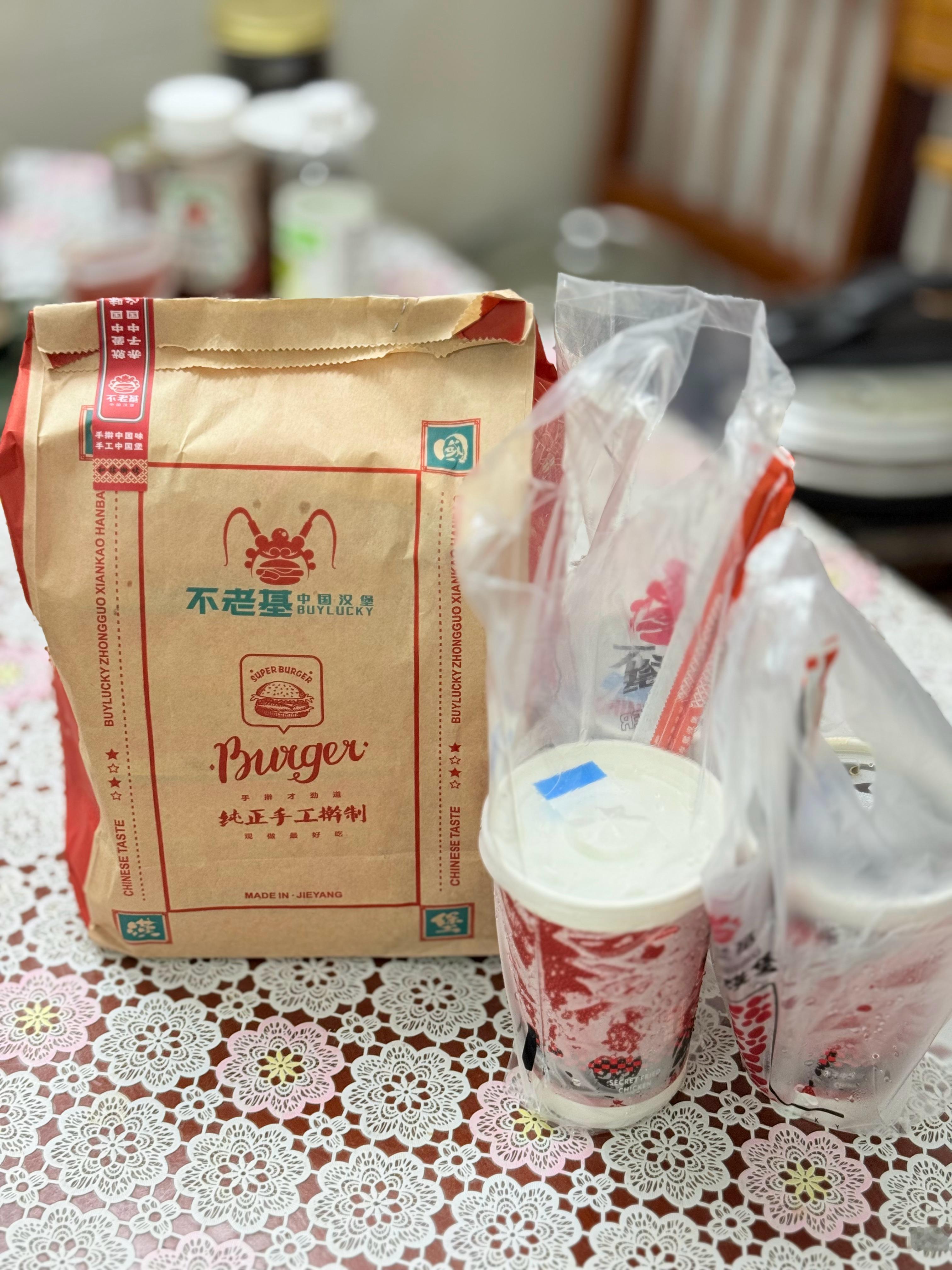 外卖员说了句，好多啊，笑得我难受，我爸铲了让我点的夜宵 ​​​
