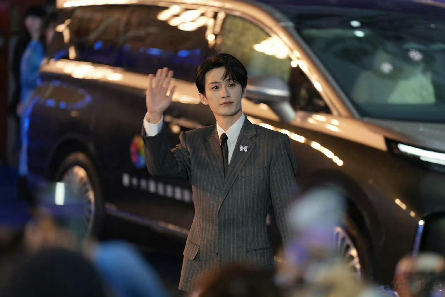 官媒此图，深得我心！不愧是新华社👍🏻北影节宣传推广大使檀健次 ‖谁不想路过摸