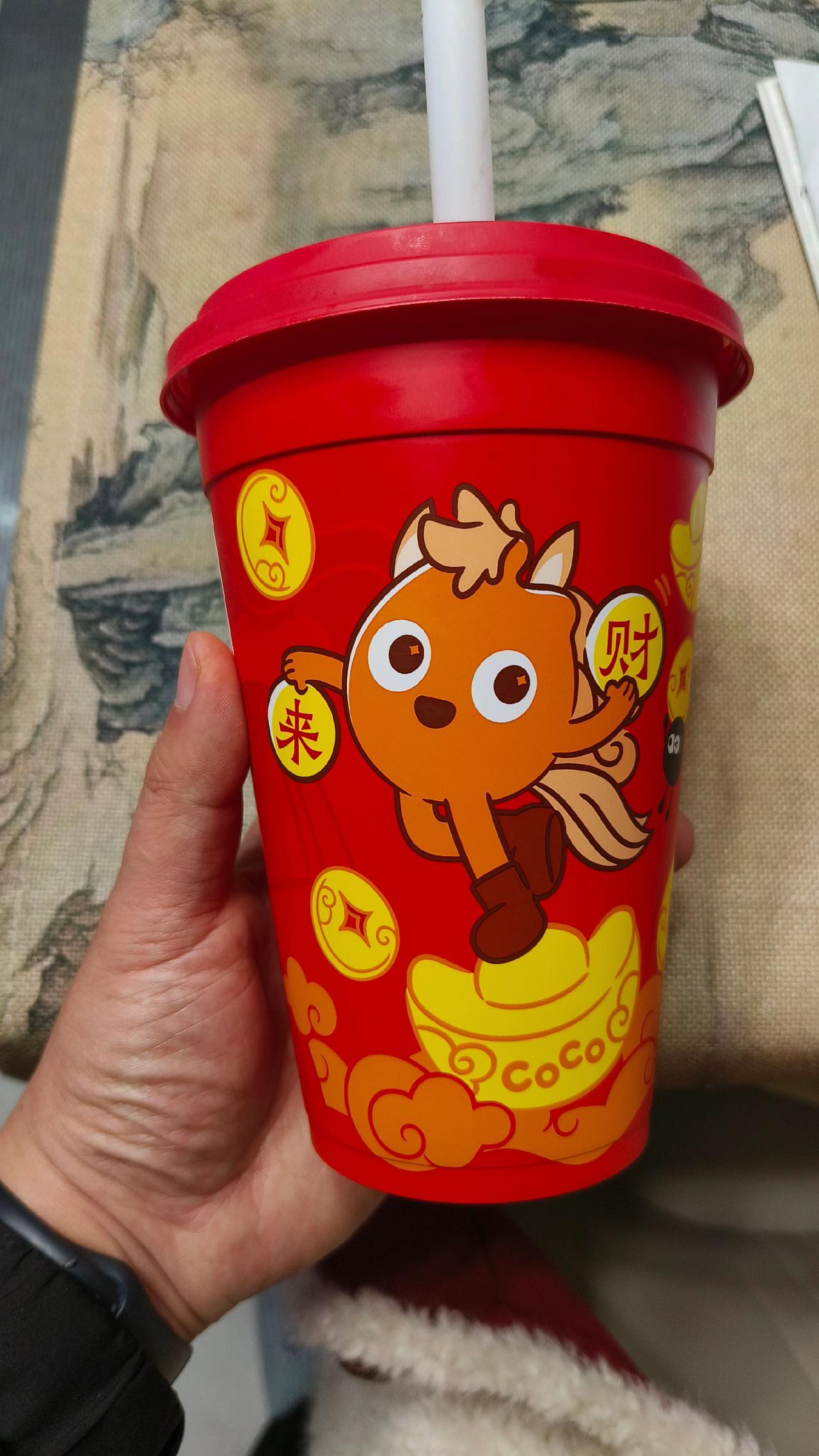 只要个位数就能喝到COCO都可推出的奶茶吨吨桶了，而且是马年来财款，一杯可以喝一