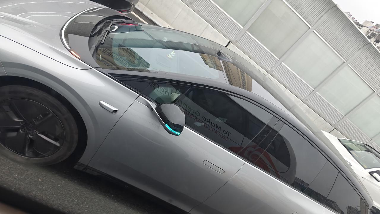 理想 i6 的小蓝灯尾部最丑，前部和后视镜的都比较好看，路上开上
小蓝灯的理想还