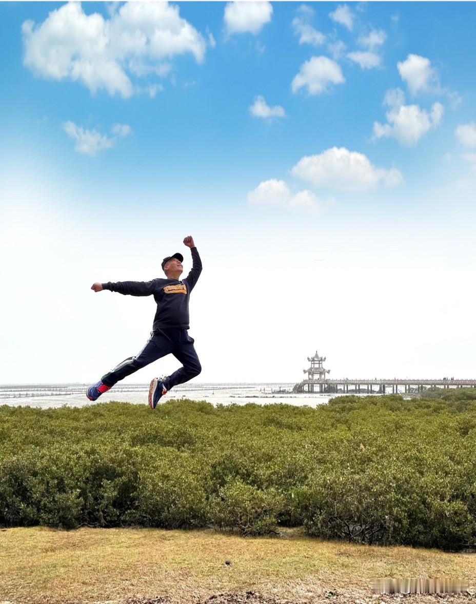 【簕山古渔村红树林】是位于‌广西防城港市港口区企沙半岛东南面‌的滨海原始森林，环