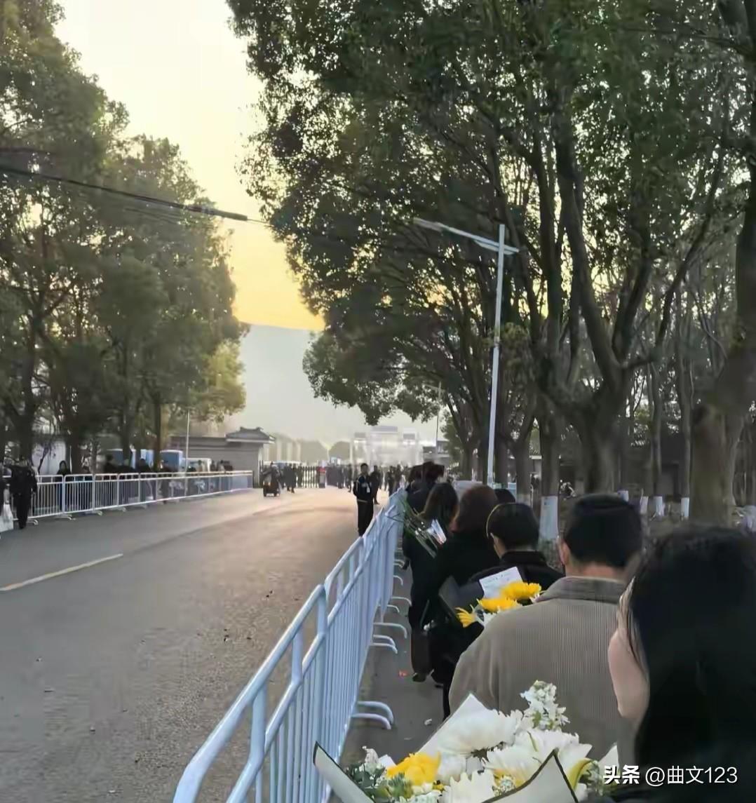 感动，很多人来送别张雪峰，张雪峰告别式现场，遗体已迎接，凌晨4点排长队，周边也水