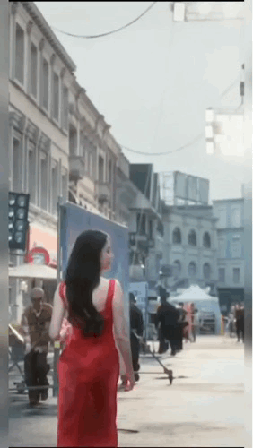 迪丽热巴梁朝伟开屏迪丽热巴的拍摄宣传物料每次都很像时尚大片诶。 