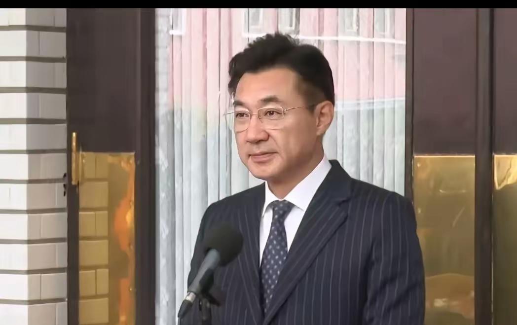 江启臣跟随卢秀燕的路线，现在成了一个笑话，还没开始选台中市长，就被人叫成“爸爸市