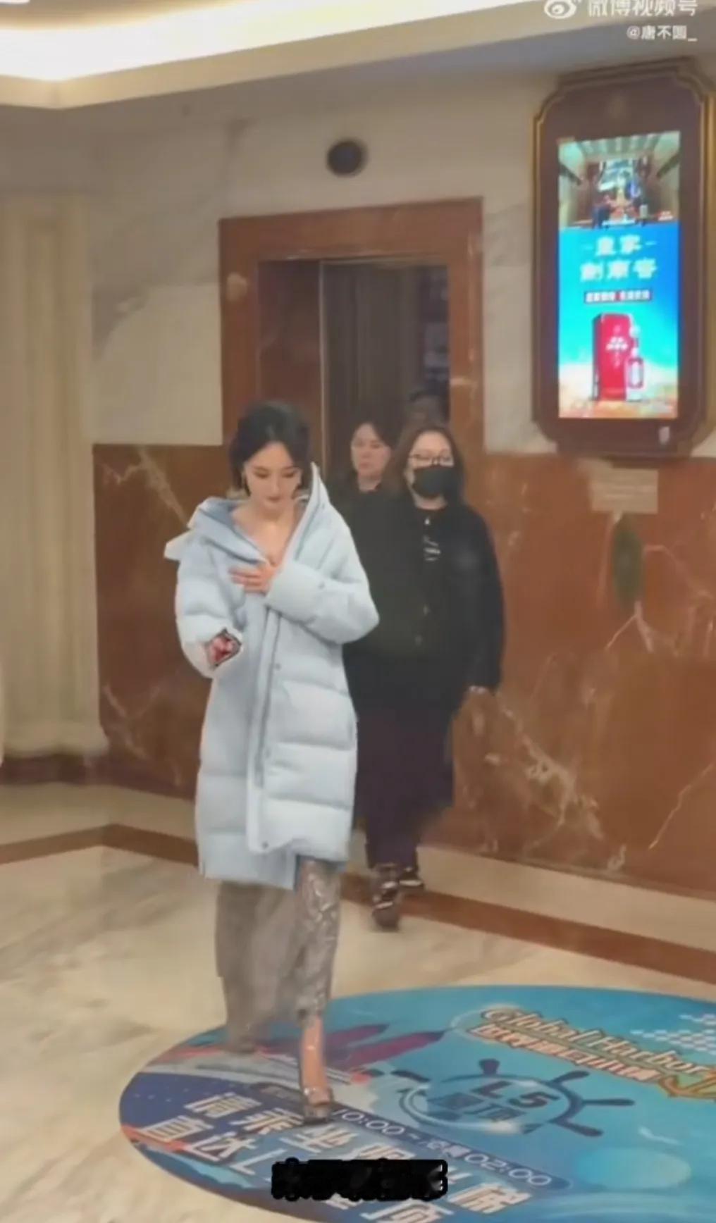 杨幂穿羽绒服，也要穿出风情万种，性感妩媚多姿。
为了穿出与众不同的的风格，冷点又