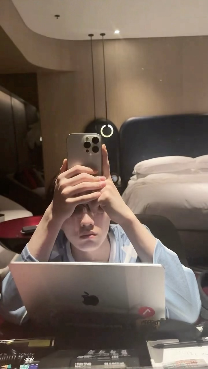 苏新皓就是那种不管工作到多晚有多累回到酒店第一件事就是拍照向你报备的爱人 萌萌的