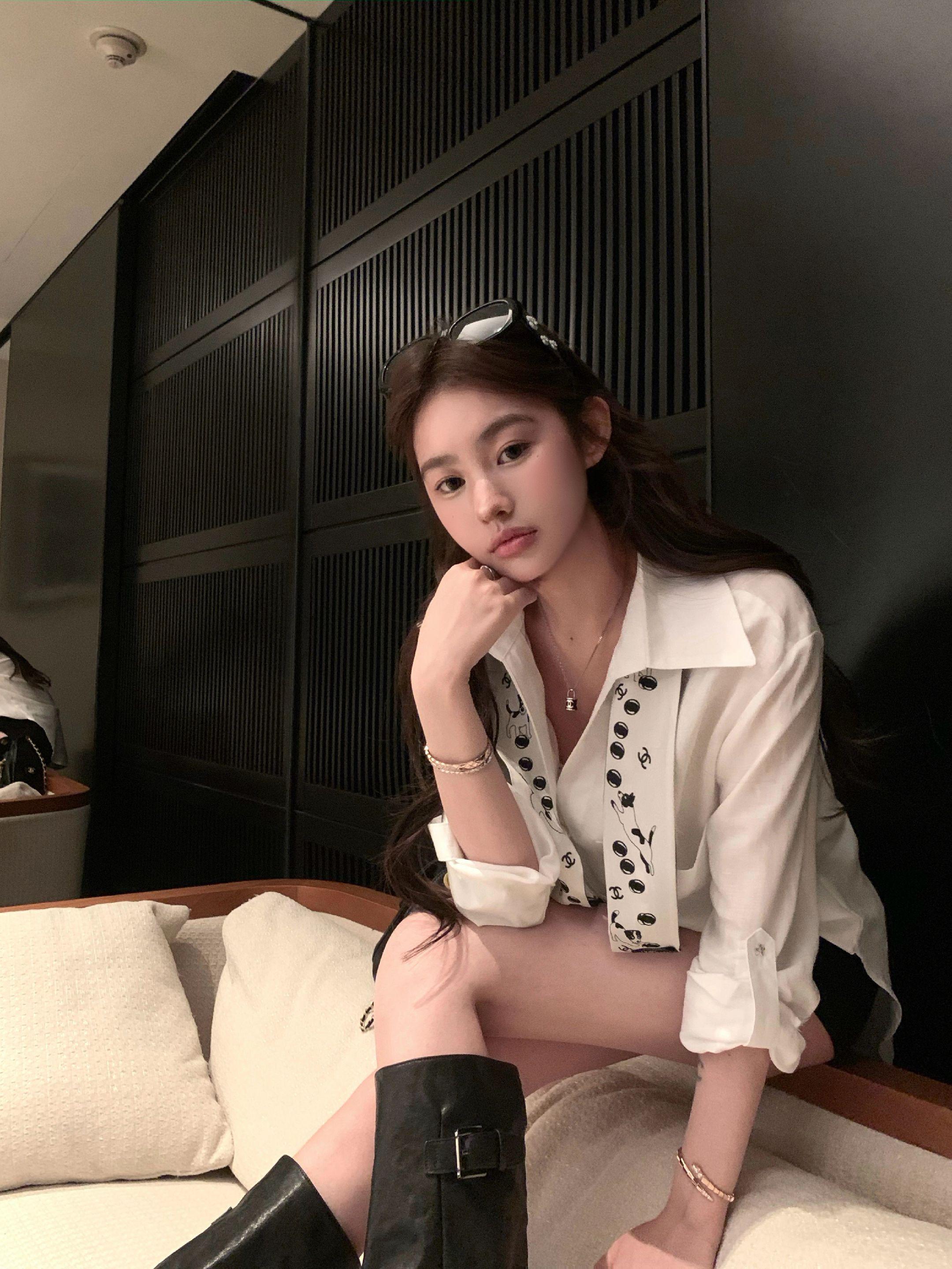 你有什么不满意就跟姐姐讲，姐姐全都帮你解决，但你不要做这种可爱的动作...