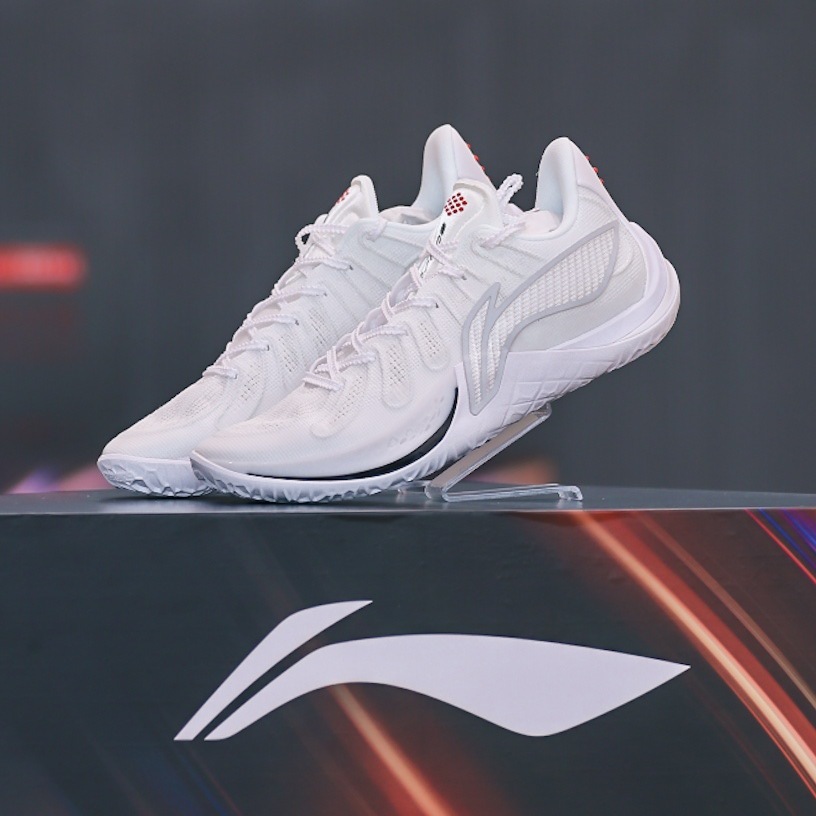 庞峥麟加入李宁篮球大家庭的行列，C位这张音速14，李宁的经典LOGO着实有点鲨鱼