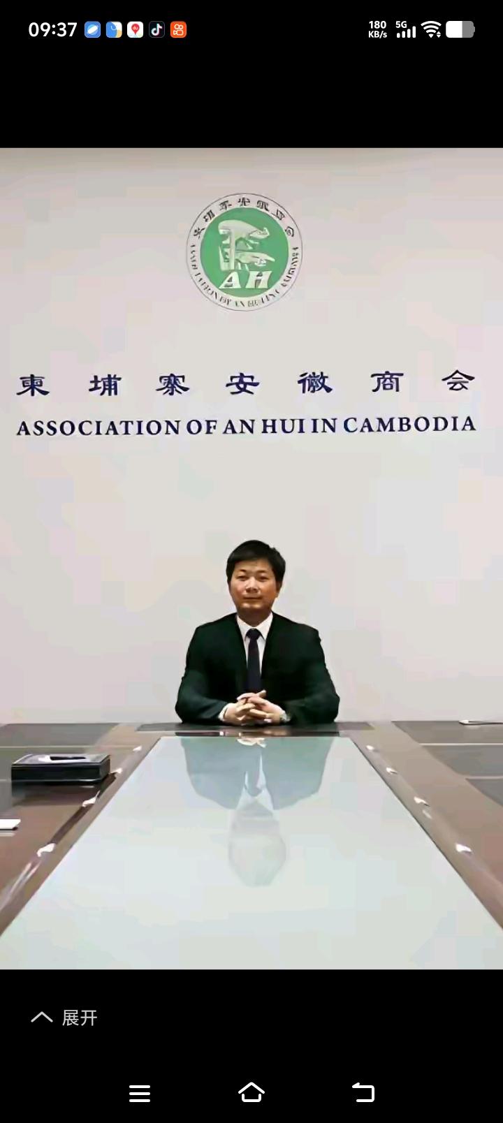 这人，西装革履，看上去是道貌岸然！

他回安徽老家还铺路修桥，为贫困人家送慰问品