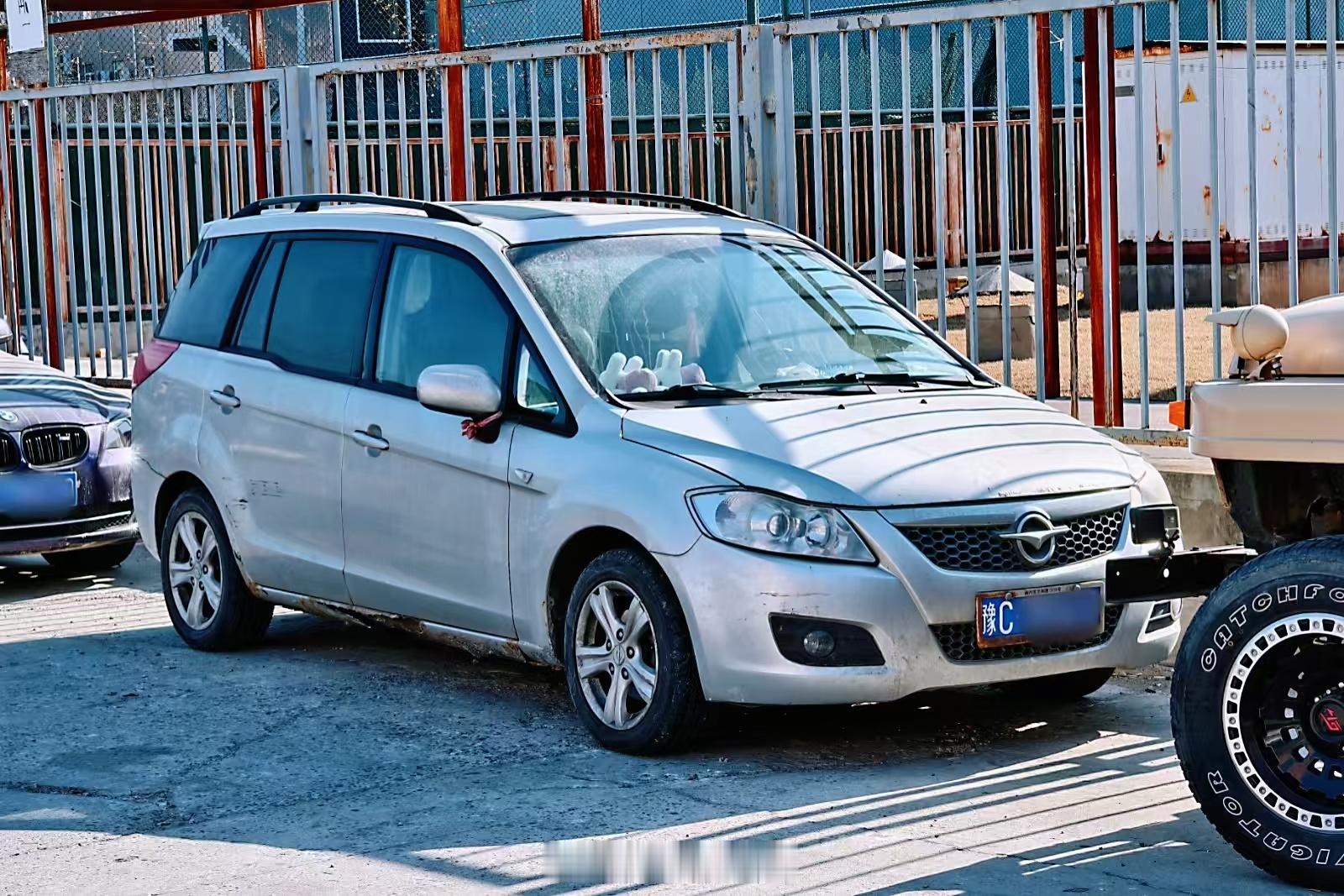 普力马这车已经很久没见过了，掐指一算，我曾经相熟的那位海马销售老大也离职移居北京