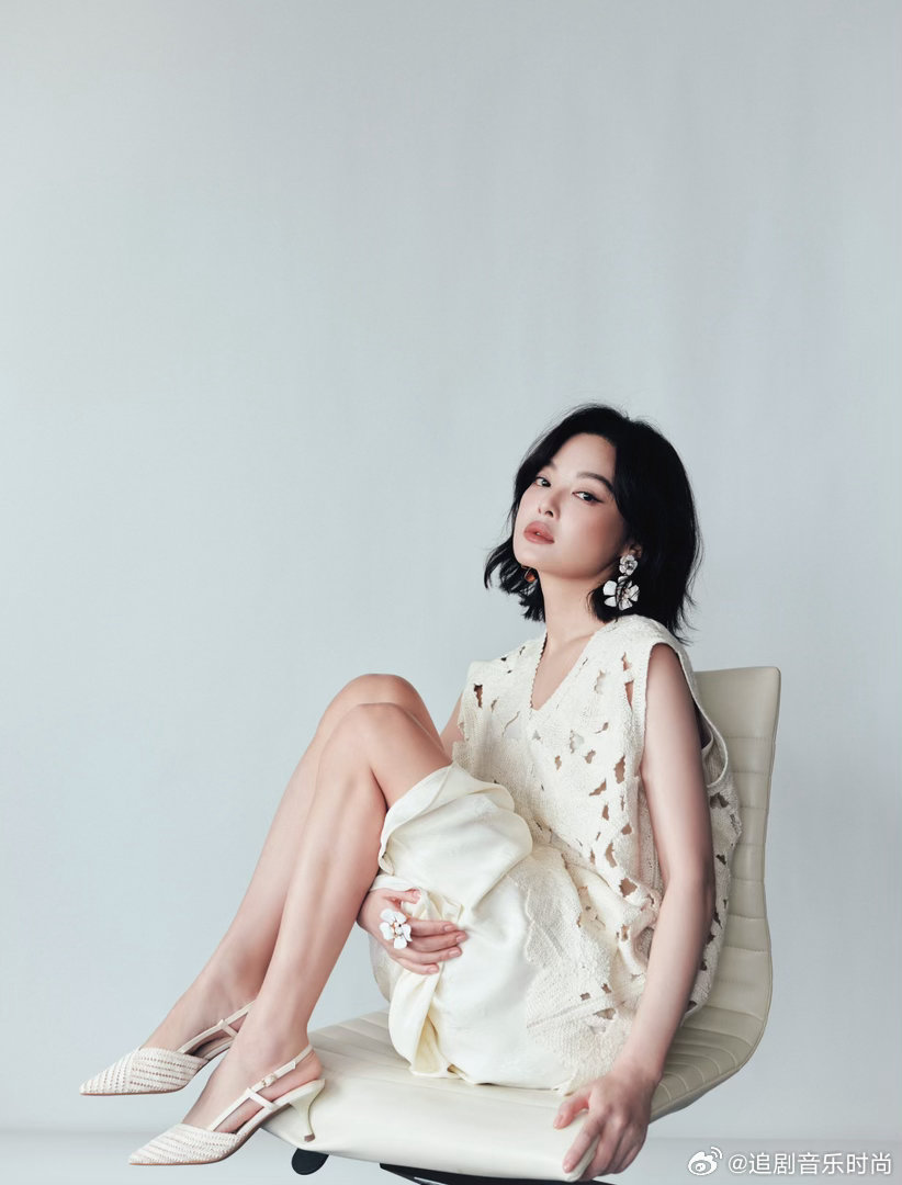 辛芷蕾溢出屏幕的生命力辛芷蕾这组图，每一帧都在说：生命力，是最好的滤镜。镂空罩衫