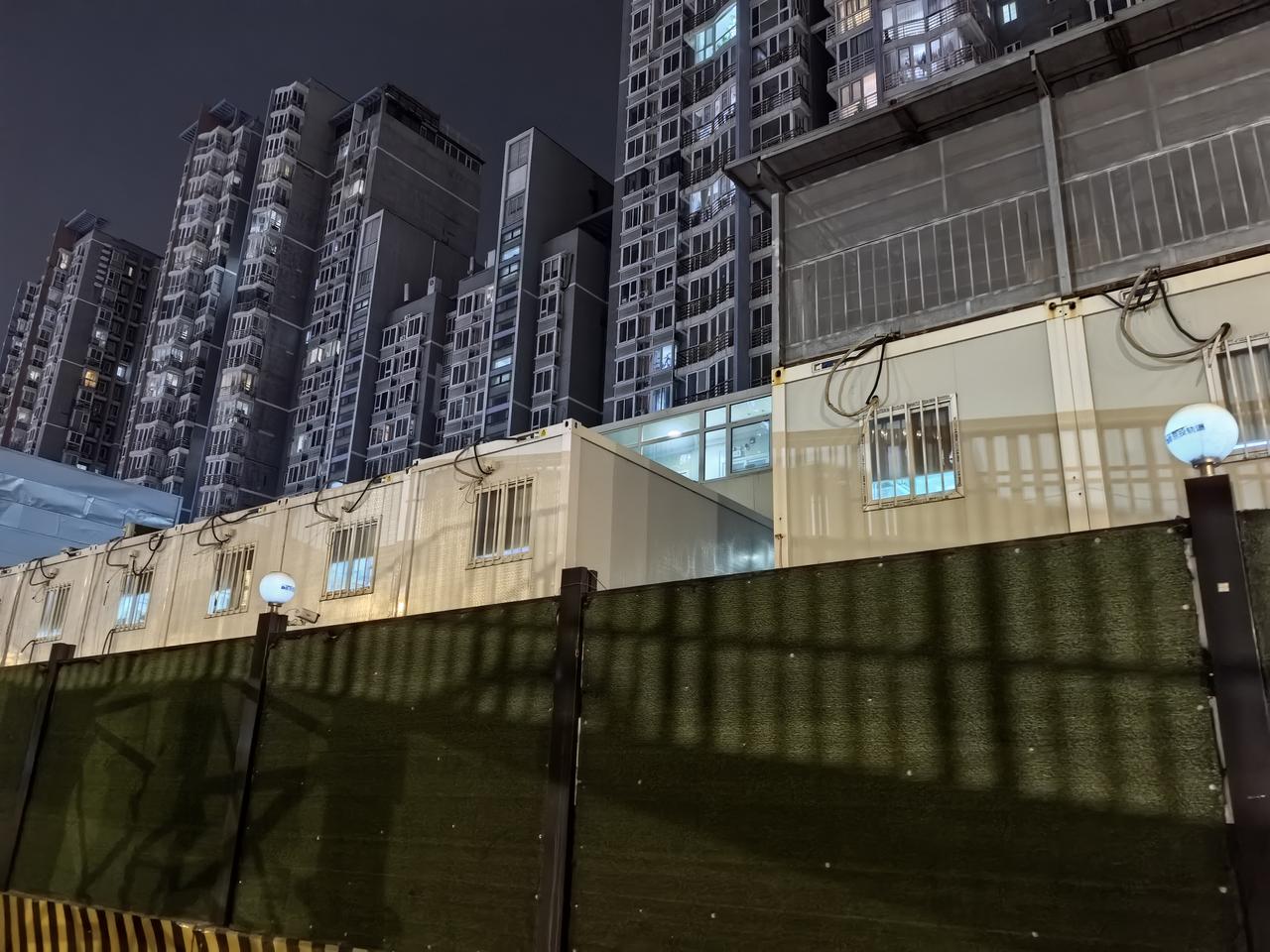 地铁22号线甘露园站，大晚上还在搞建设，但我看外面的进度还要赶紧