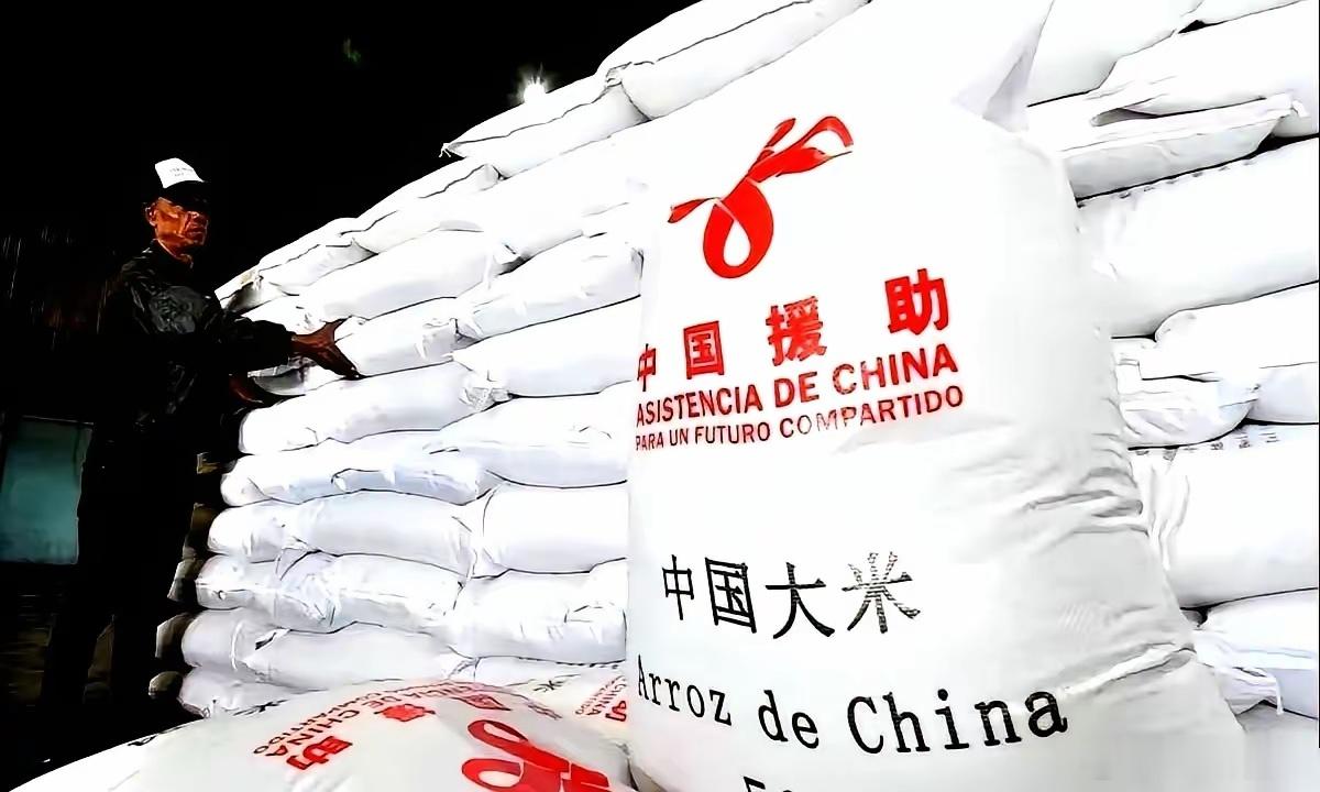 几万吨大米运到古巴，码头上一片欢腾。但网上有种声音却说，我们送过去的最宝贵的，不