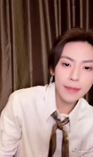 小鬼出道八周年直播 谁懂啊，听到他在直播里唱起那些熟悉的旋律，八年的回忆瞬间涌上