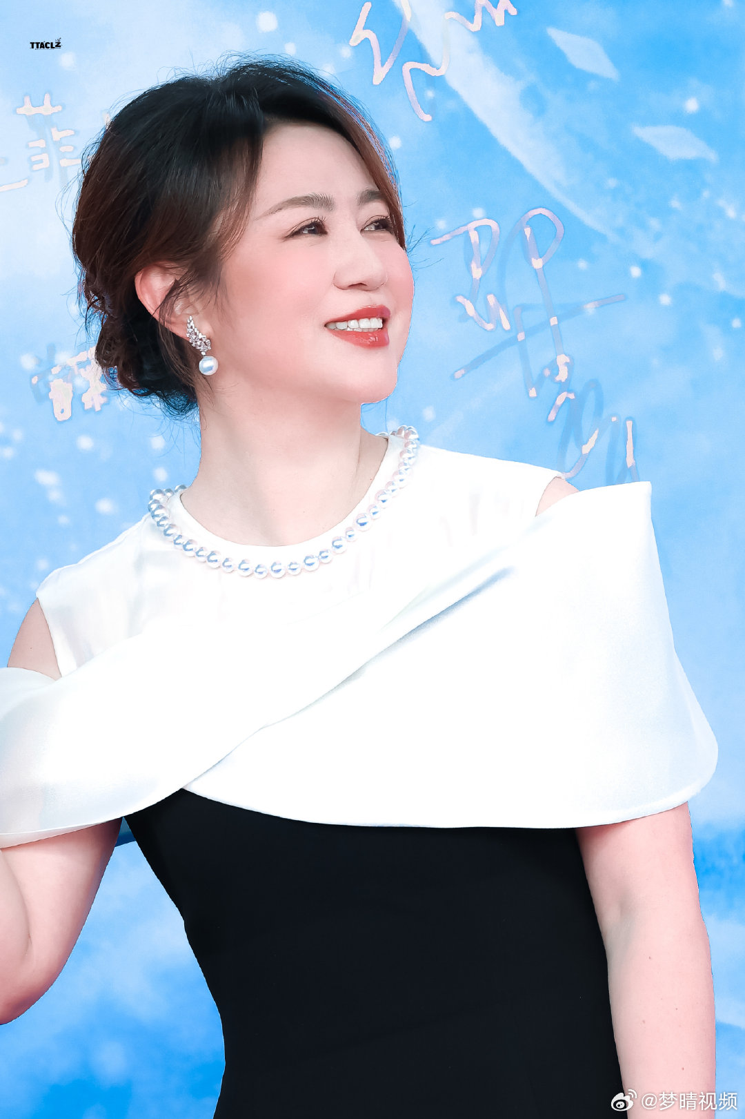 马丽宋佳萌晕我了宋佳马丽萌晕我了实力派姐姐们同框太养眼！马丽宋佳在表彰仪式上笑容