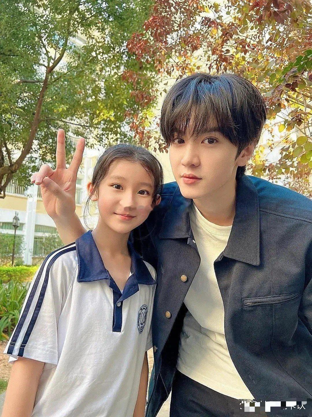 为啥《偷偷藏不住》女主小时候找幼童演，男主却还是大人模样，这年龄差看着像父女，咋