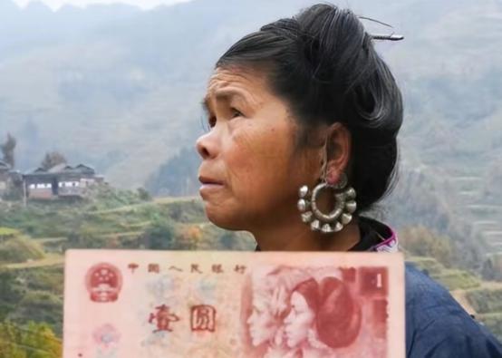 “人民币上有她，她却没有人民币。”1987年，一位侗族姑娘因为长得太美，被印到人