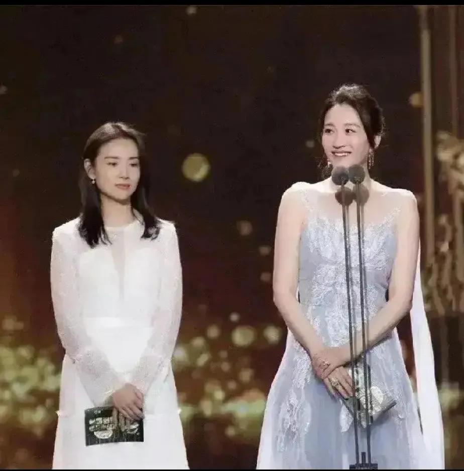 俩美女正好来个反差，她俩手里拿着什么？有点像门票和广告纸。左面的永远是一张不快乐