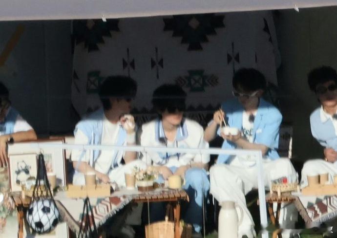 马嘉祺给丁程鑫喂吃的马嘉祺喂丁程鑫吃的马嘉祺给丁程鑫喂好吃的！