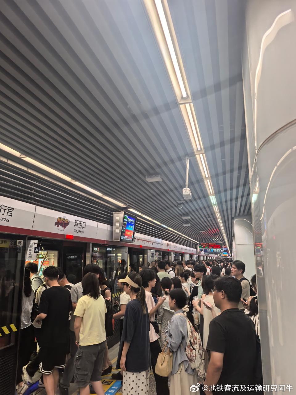 南京地铁 网友：2026年8月7日（周五）18:00 南京地铁2号线新街口站，站