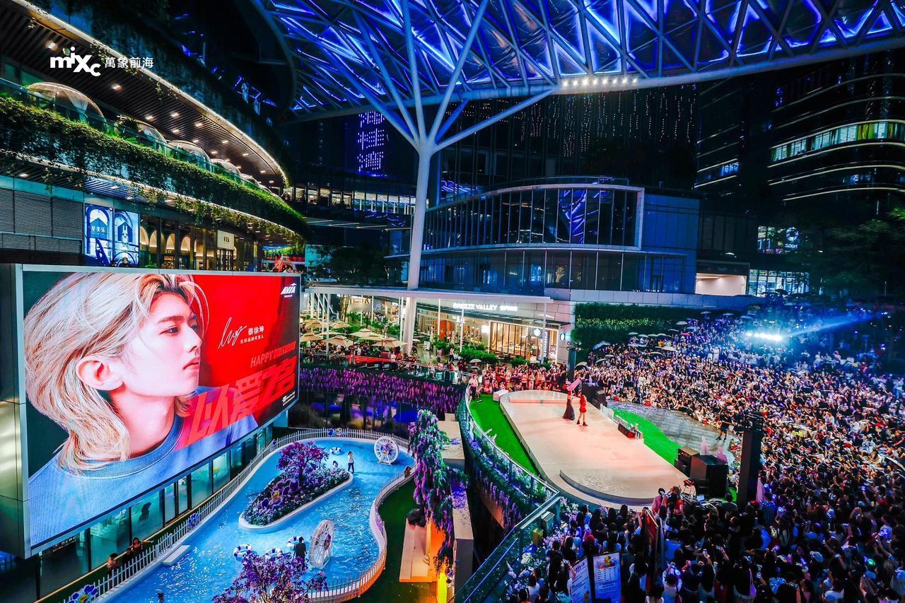 镜头定格的这一刻，是山海奔赴的圆满——从国内街巷的烟火到海外晴空的星光，IKUN