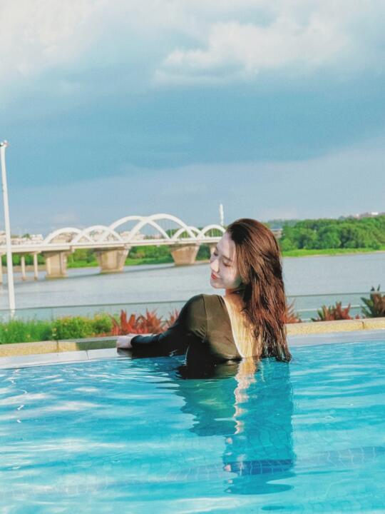 喜欢有阳光☀️的泳池🏊‍♀️
