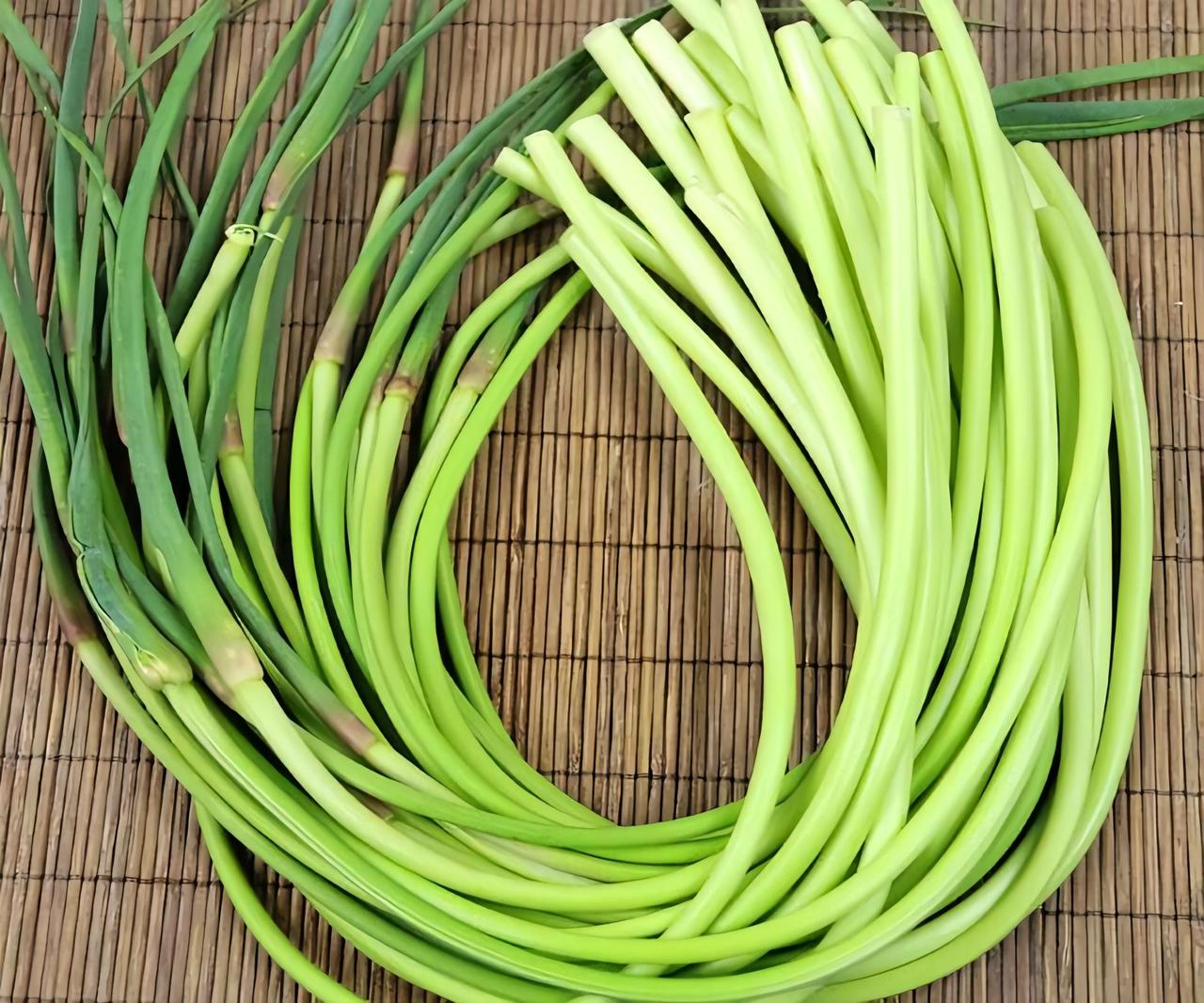 你看这多少好的蒜苔，父母说提出来都扔了，非常便宜，七角钱一斤，扔在路边都没人捡。