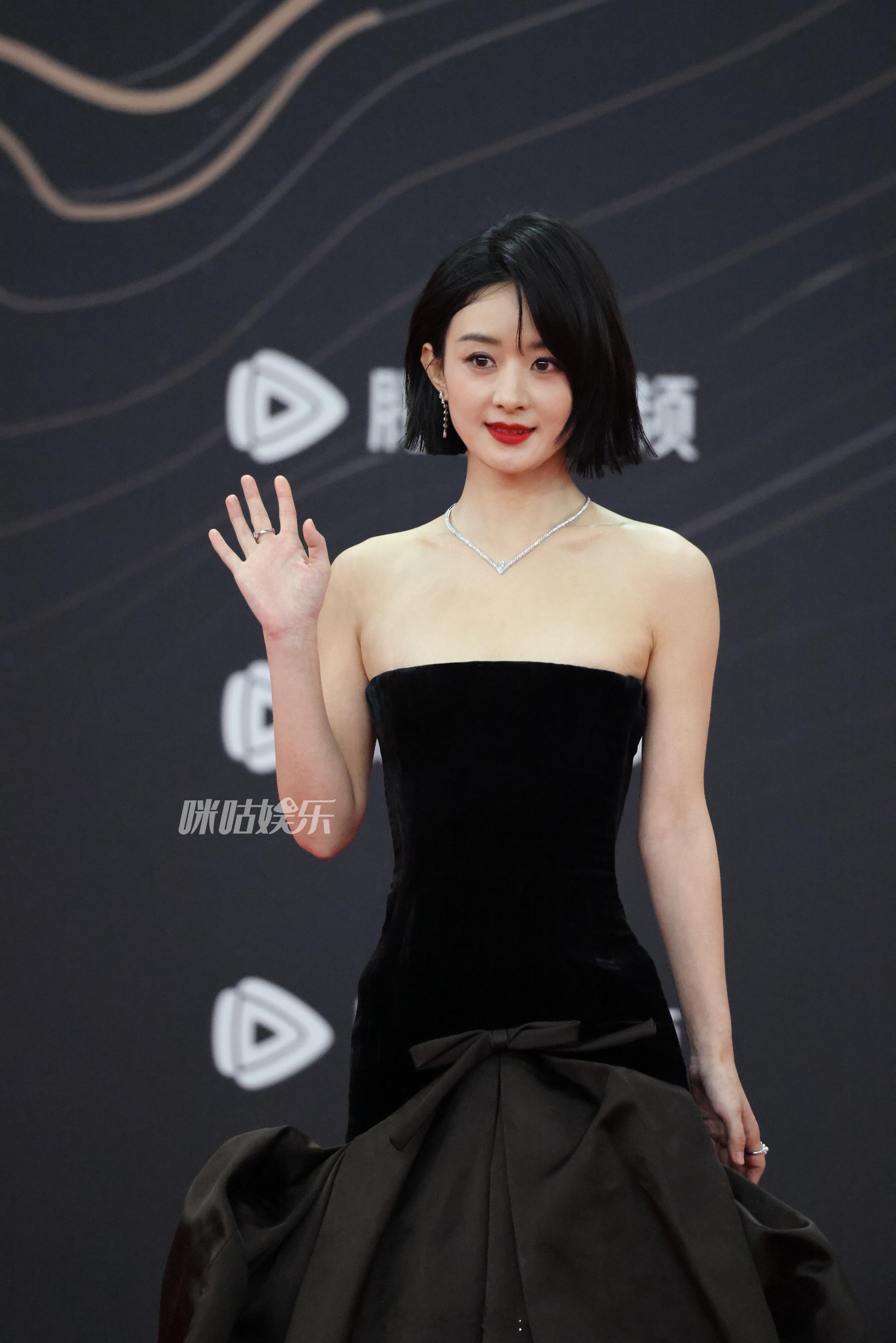 赵丽颖压轴  [爱你] 赵丽颖额头一绺  温柔大方的美丽，往那一站气质全开[aw