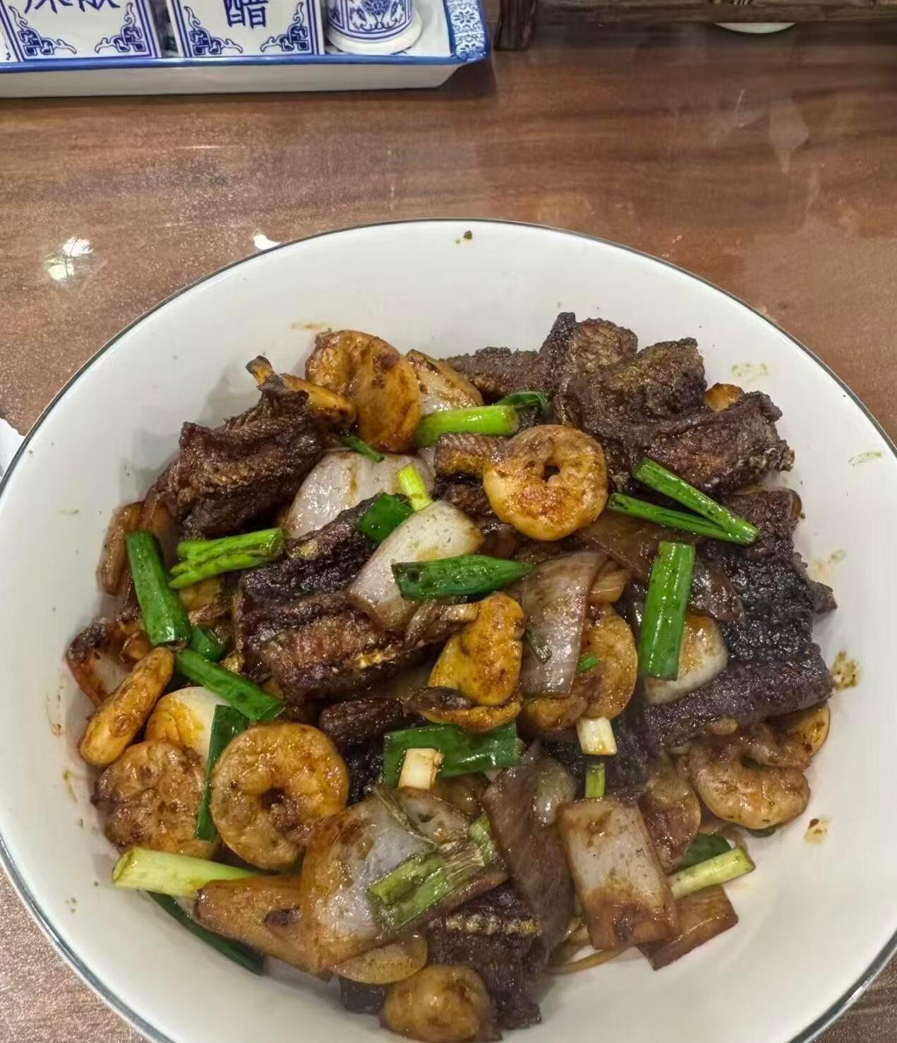 不用上税尽可吹，
珠穆朗玛是我堆；
八八四八不算高，
盛夏玩雪数几回。

一碗大