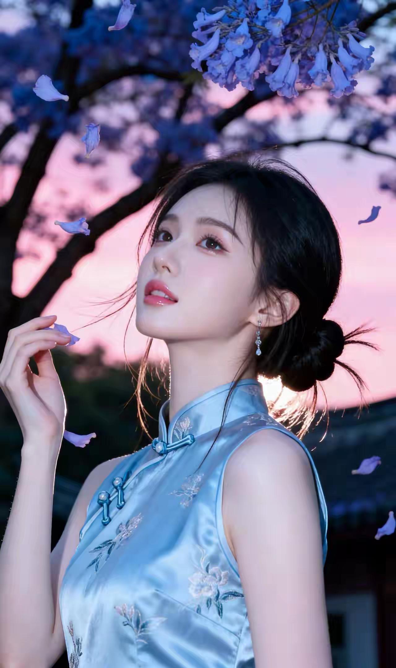 女生穿旗袍可以有多好看?🌿 蓝花楹篇
蓝花楹落满肩头，晚风里都是温柔的诗意。